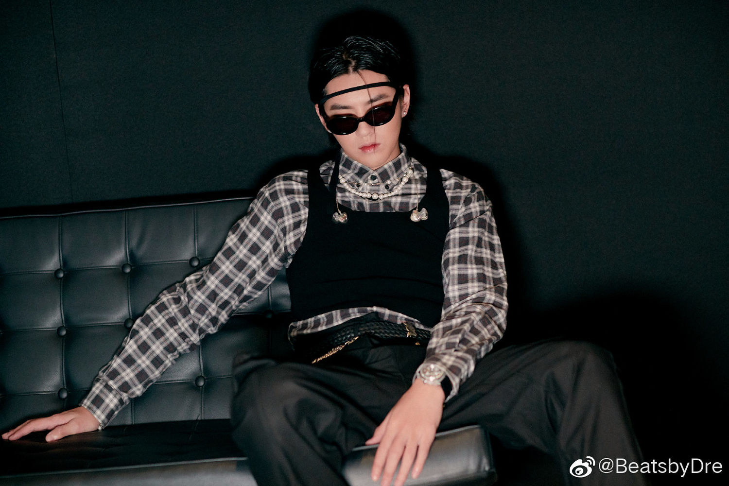 respect!吴亦凡就连定制版耳机也彰显着对街头文化的热爱!