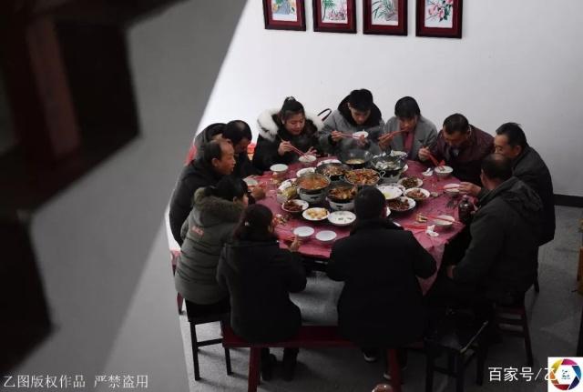 春节家里来客,老人却躲在厨房就着几颗花生米吃饭,儿媳"怒"了