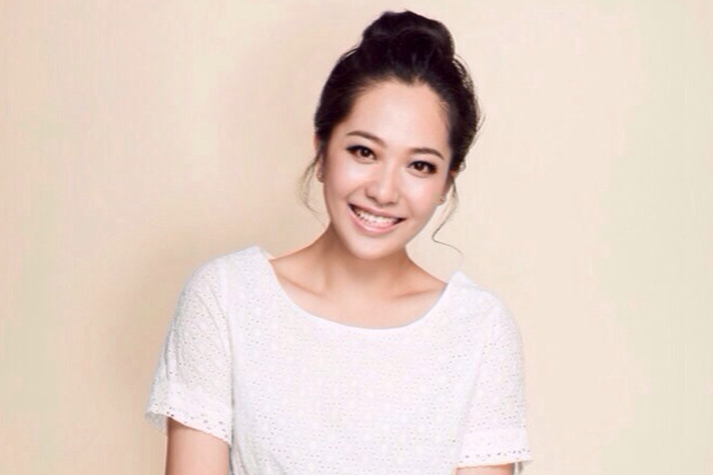 朱芳雨前妻胡美现状:情人节表白"小男友",32岁美出新高度!