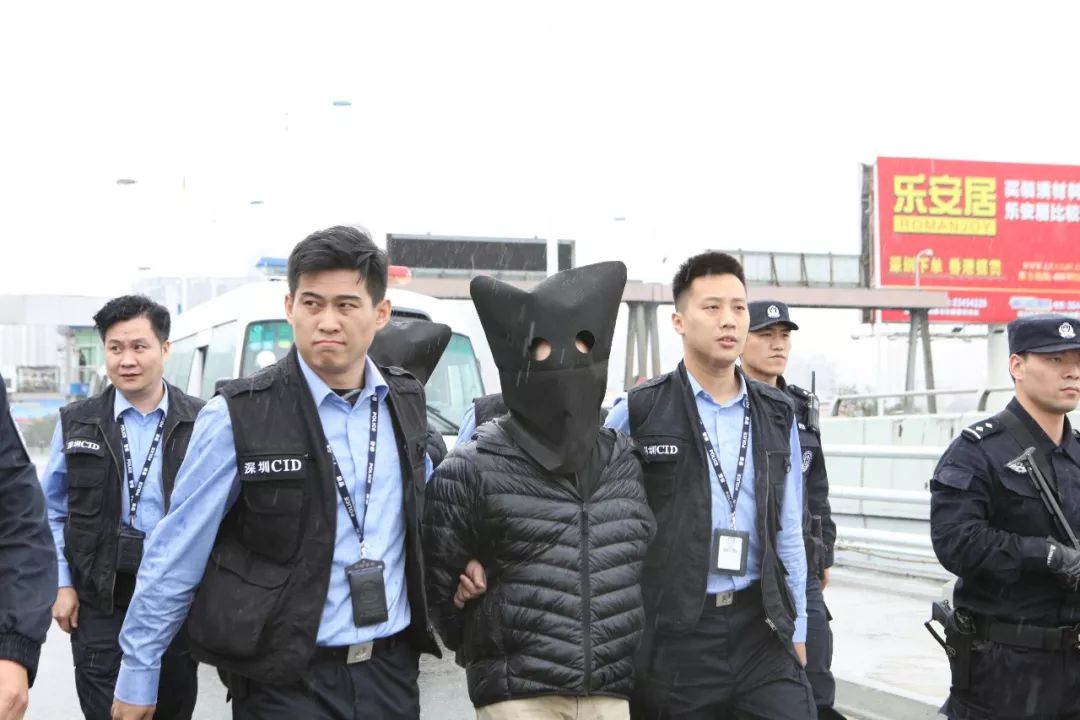 深圳警方向香港警方移交2名香港籍犯罪嫌疑人