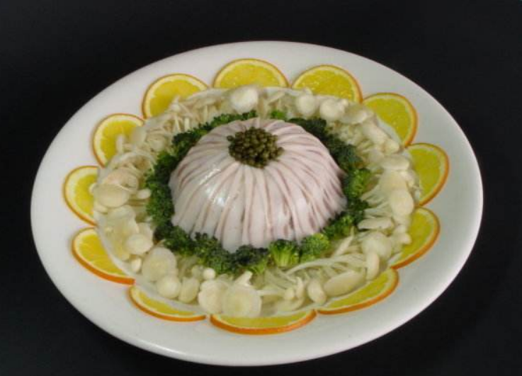 宫观寺院菜的 烹饪特色有以下几点:就地取材,擅烹蔬菽,以素托荤.