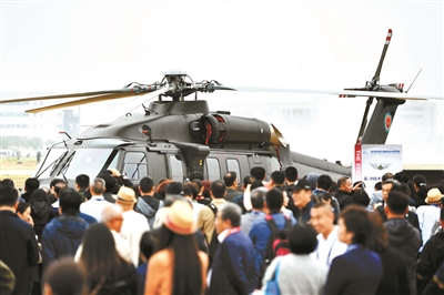 国庆阅兵首亮相 直-20昨与观众"面对面"