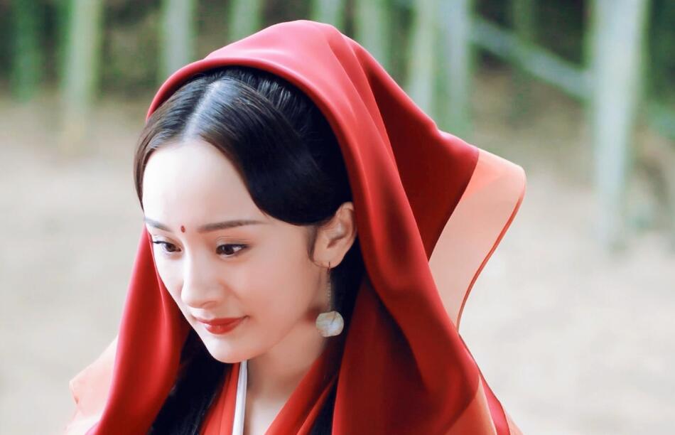 在《暴风眼》中 杨幂说话的语调起伏小 声音尖