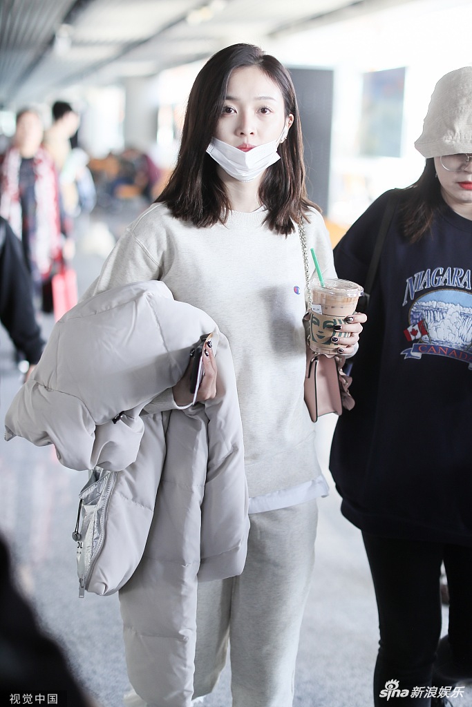 组图:吴宣仪穿羽毛鞋素颜现身机场 口罩遮面难掩白皙皮肤