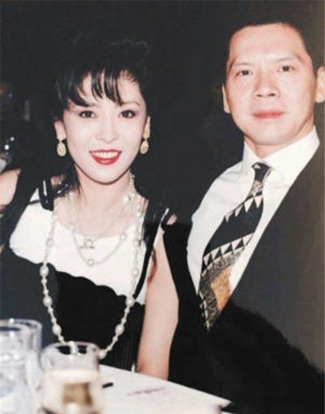 向太陈岚年轻时做模特写真集曝光?那么她为何要躲避向华强一年?