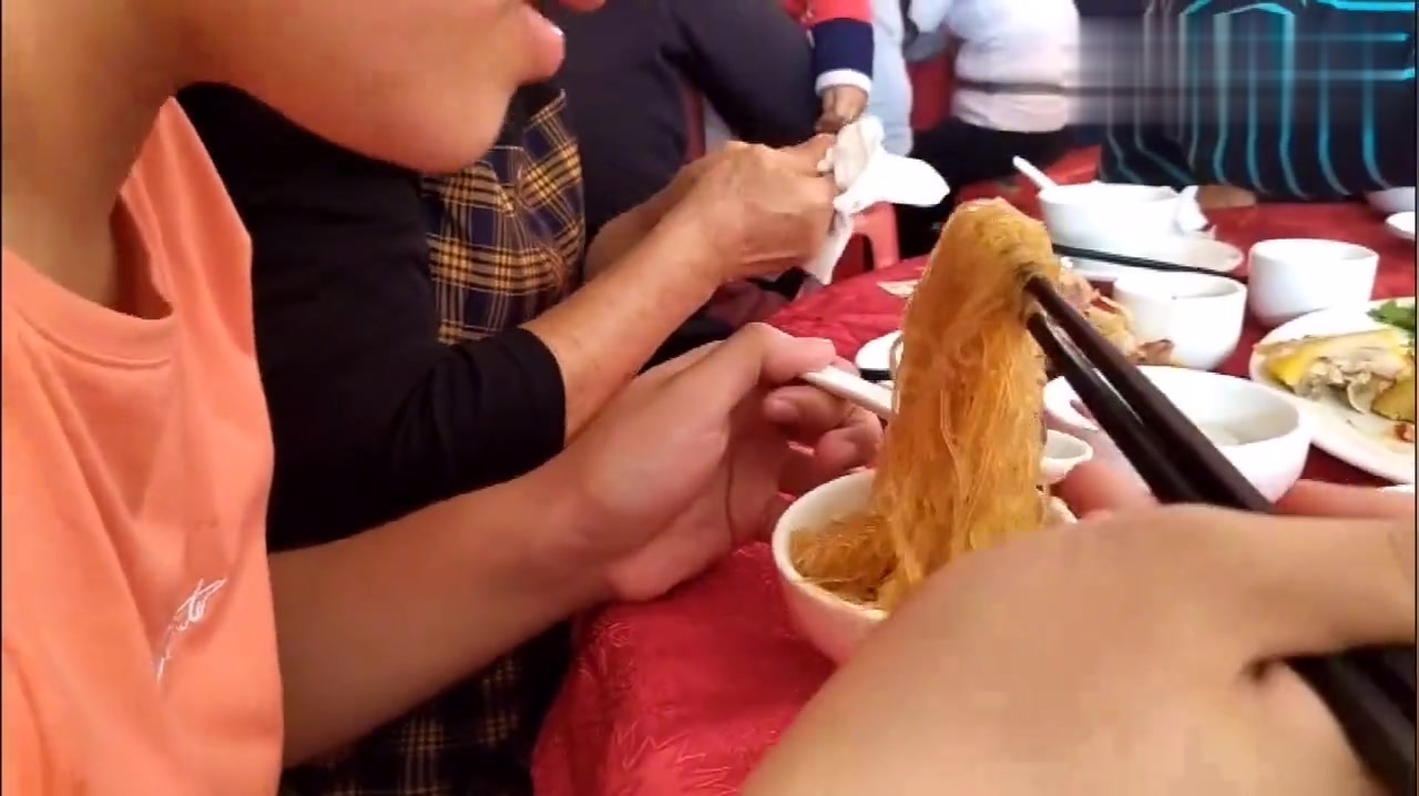 大叔回电白老家吃喜酒,农村生活真幸福,岸海盯着扣肉吃了三大块