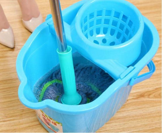 拖地时在水里加这几样东西,地板拖完光洁如新,去污快还杀菌