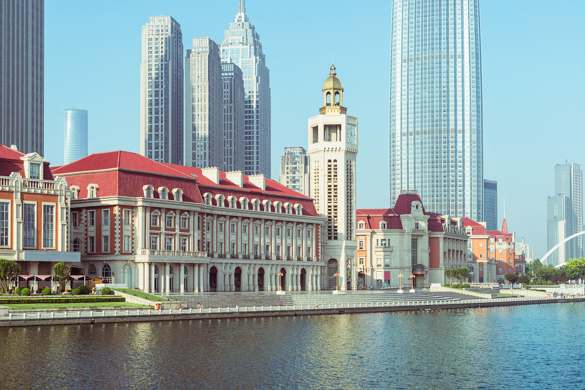 959595 津湾广场,位于天津市和平区,可是个集购物,休闲,娱乐于