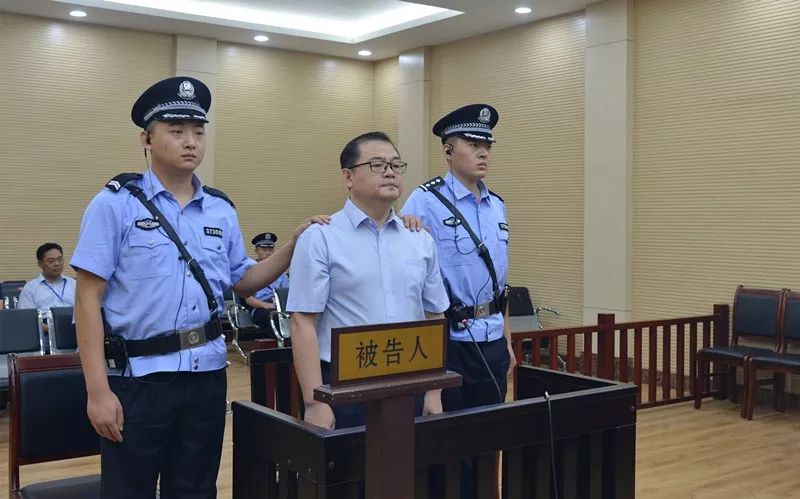 莱芜中院公开开庭审理山东省粮食局原副局长王传民受贿一案