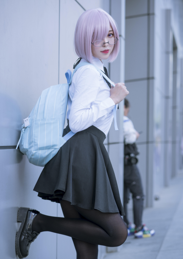 可爱的短发学妹cos,网友:黑丝美腿好漂亮