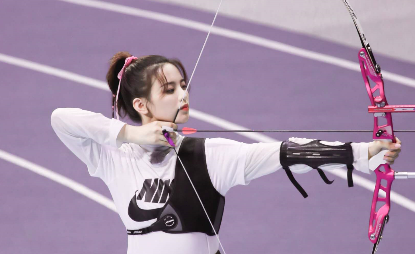 盘点杨超越五张超美照片:第二张照片中杨超越正在射箭,非常认真的样子