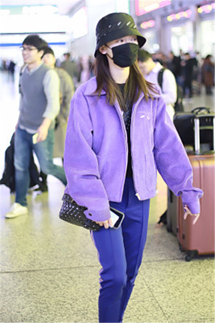 "魏姐"吴谨言现身机场,身穿紫色外套成为亮丽风景线