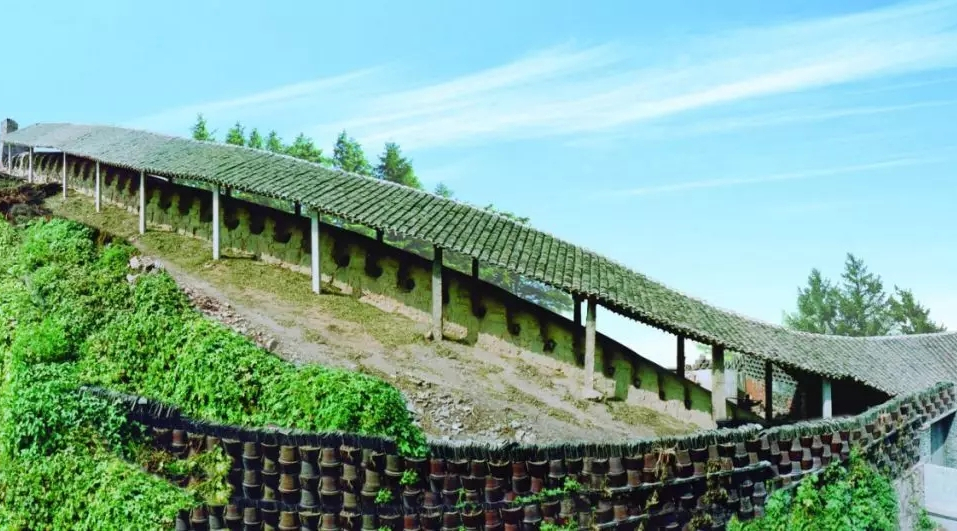 宜兴丁蜀镇的前墅龙窑,是目前国内仅存的,仍以传统方法烧陶的唯一一座