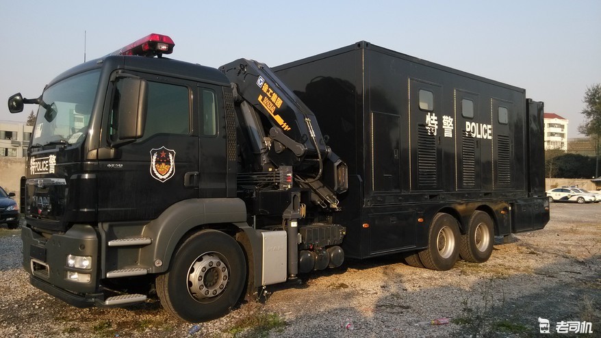 福特全顺改装的冲锋车 转载自百家号作者:a车堂