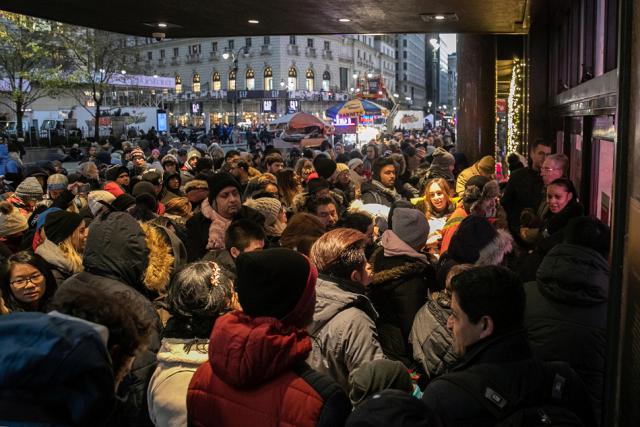 环球|"黑色星期五"打折大促,世界多地剁手党疯狂"血拼"