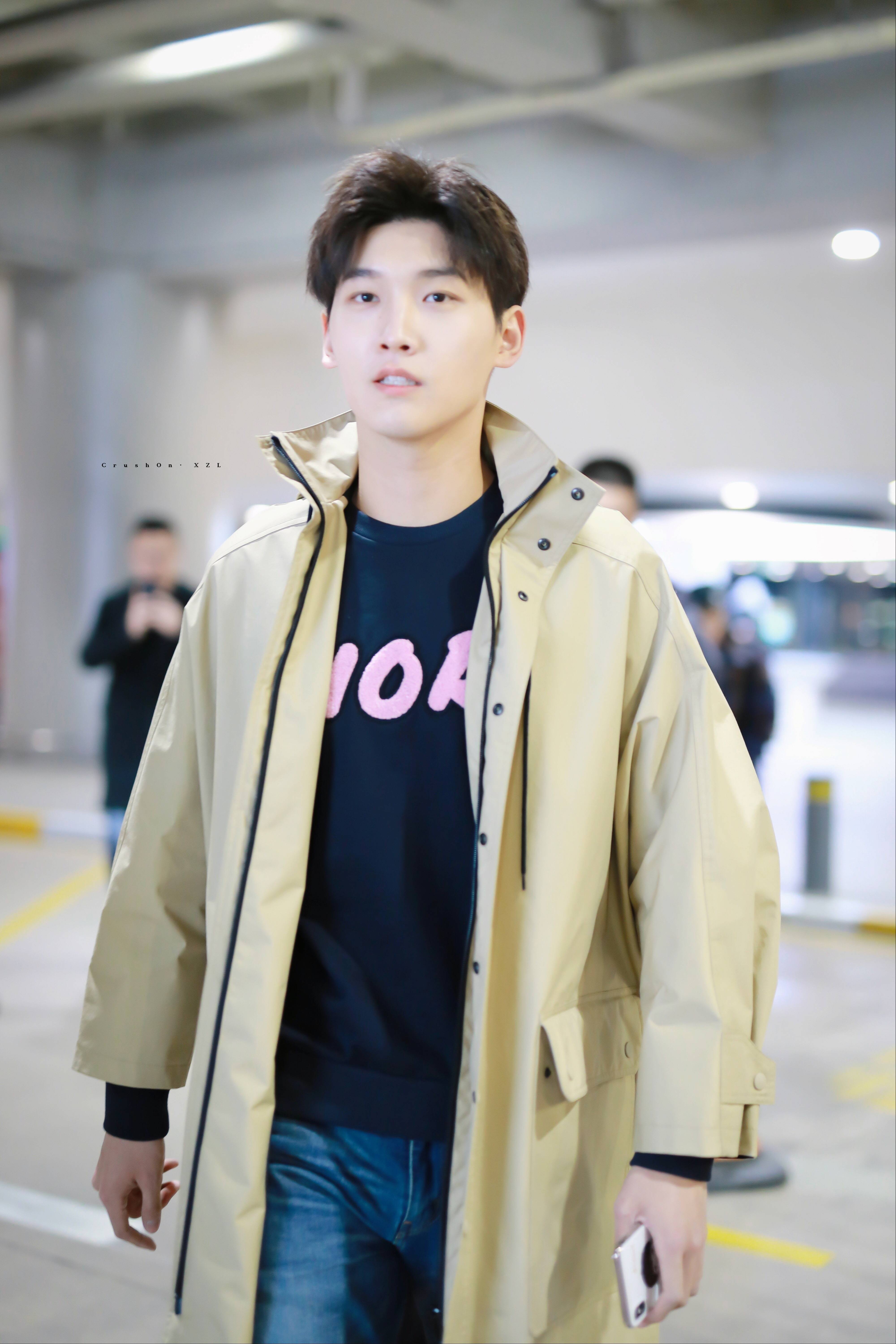 邢昭林穿卡其色风衣搭配蓝色牛仔裤现身机场,皮肤白皙帅气十足