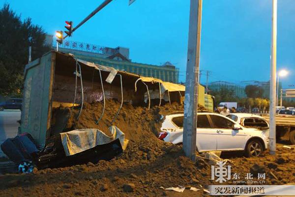 翻斗货车侧翻 两车被埋另有三车受损无人受伤(视频)