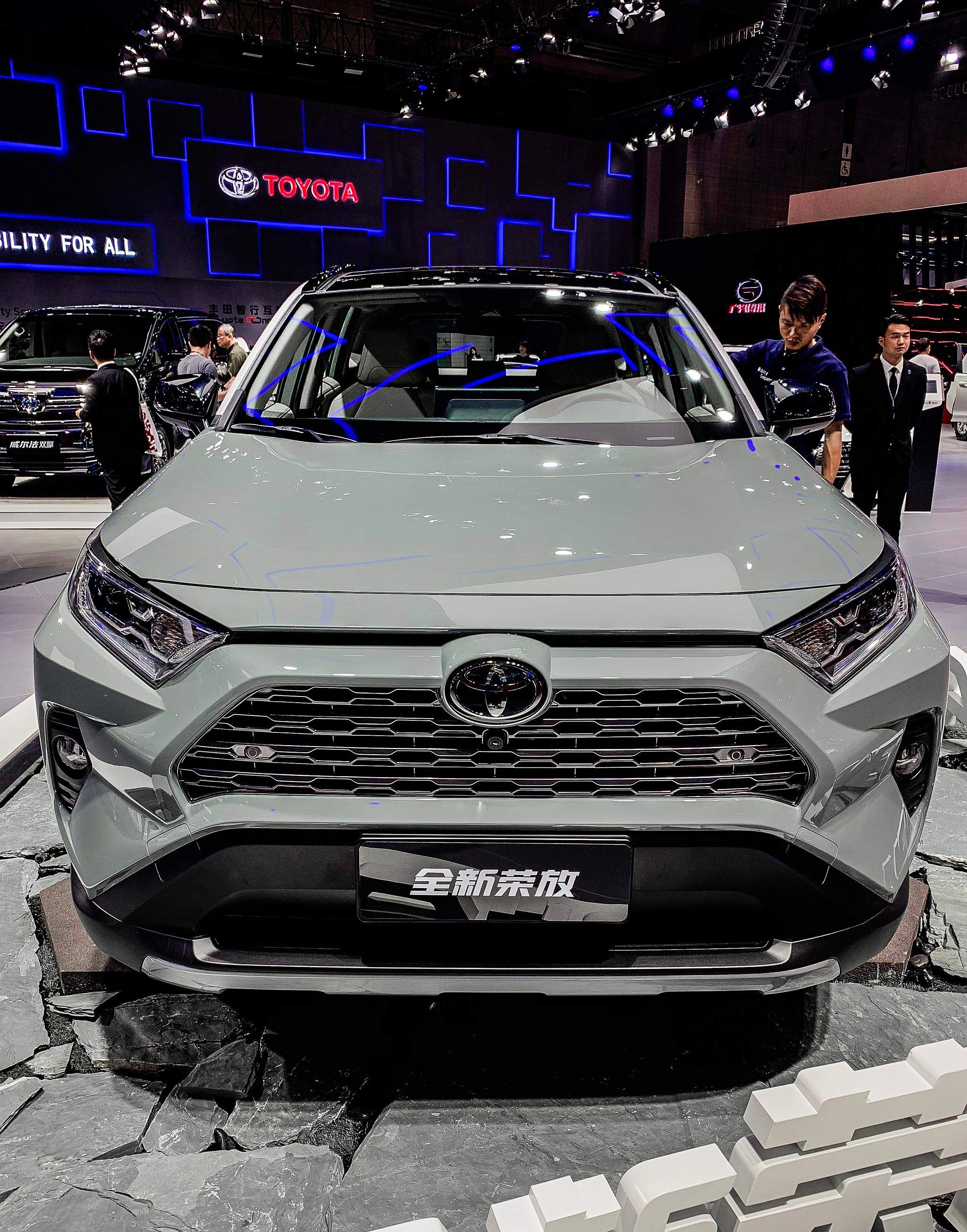 全新rav4推水泥灰配色,15万起配2.0l直逼cr-v