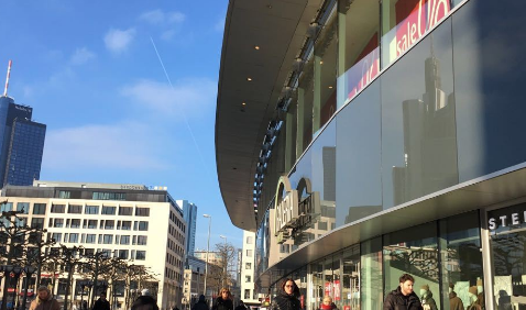 法兰克福最著名购物街,采尔大街.街角的照片.