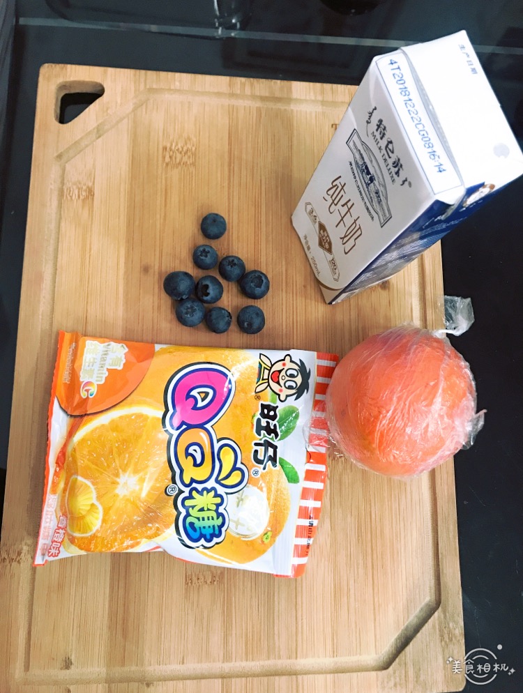 qq糖,橙子,蓝莓,纯牛奶 首先我们需要准备一包70g的橙子味qq糖,一盒纯
