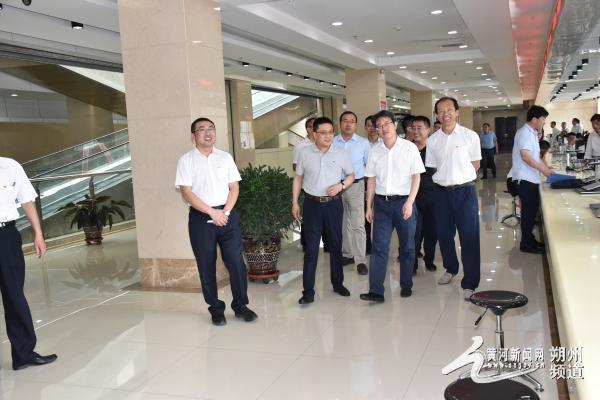 朔州:张韬在市行政审批服务管理局调研