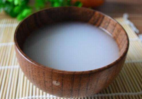 美食:米汤,能促进乳汁分泌,最适合产后乳汁不足的女性食用!