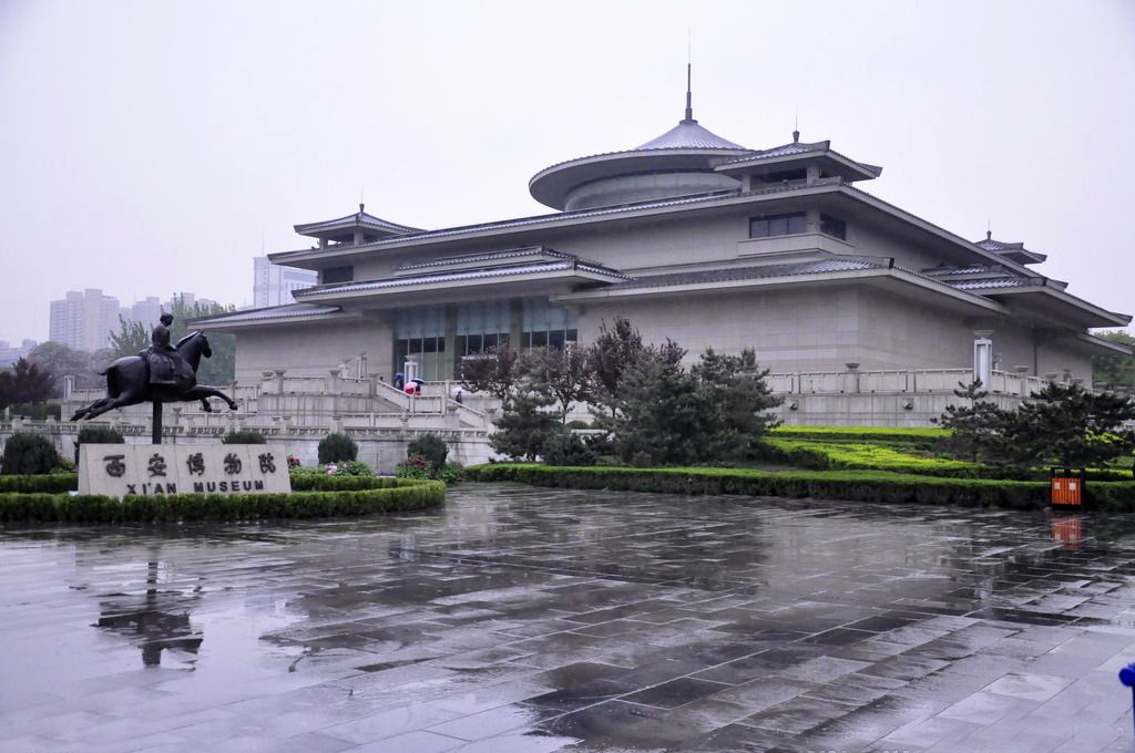 4,西安博物馆 位于陕西省西安市南门外友谊西路.