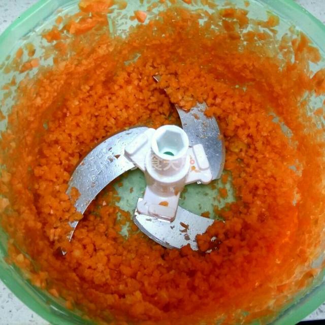 把海米蔬菜绞碎放入鸡肉中, 做成丸子,荤素搭配