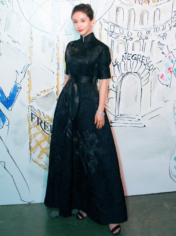 王子文丢弃了狗啃刘海,穿起来中国风旗袍,效果让人惊艳!