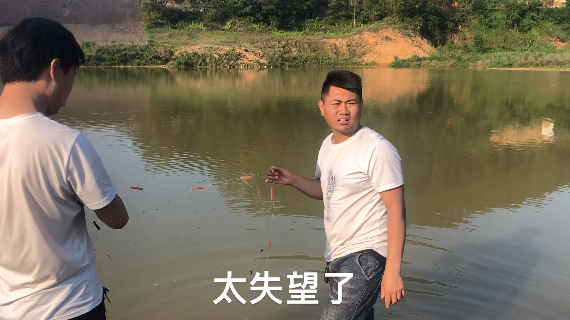 老黑去水库粘鱼,发现水里黑压压一片,吓得连忙退了几步