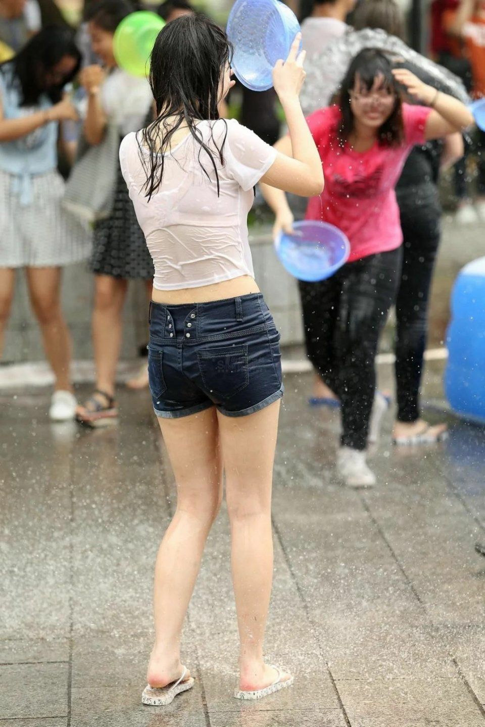 在玩水的美女背影在上演湿身诱惑吗?