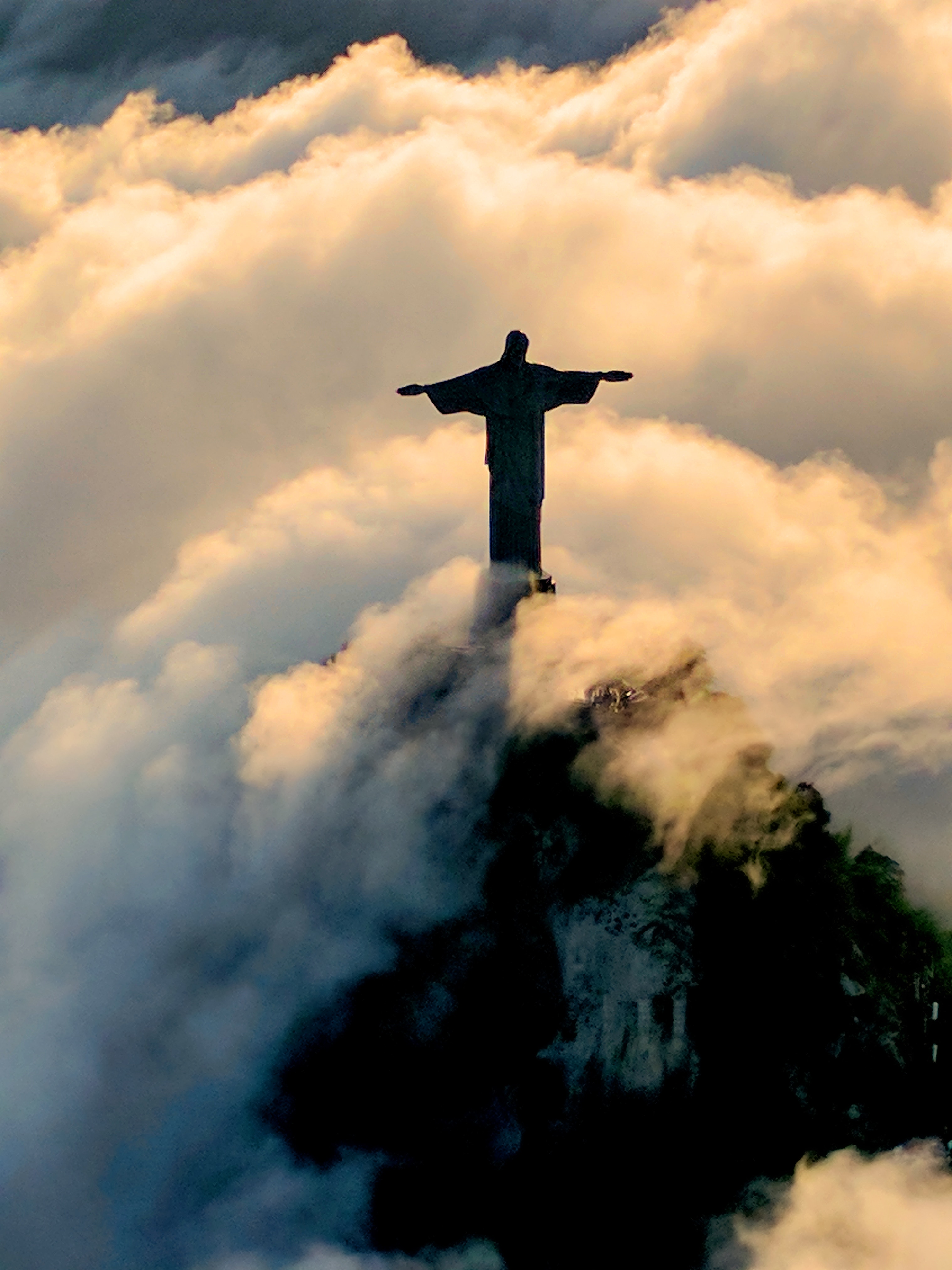 里约热内卢基督像,是一座装饰艺术风格的大型耶稣基督雕像,位于巴西的