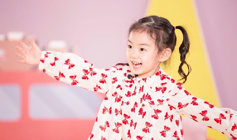 lucky李乐棋晒出生日照,网友:跟戚薇简直就是一个模子刻出来的