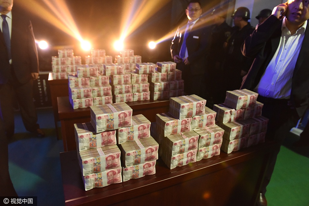 老板将百万现金直接堆台上,一人只能抱一捧,网友:公司还要人吗