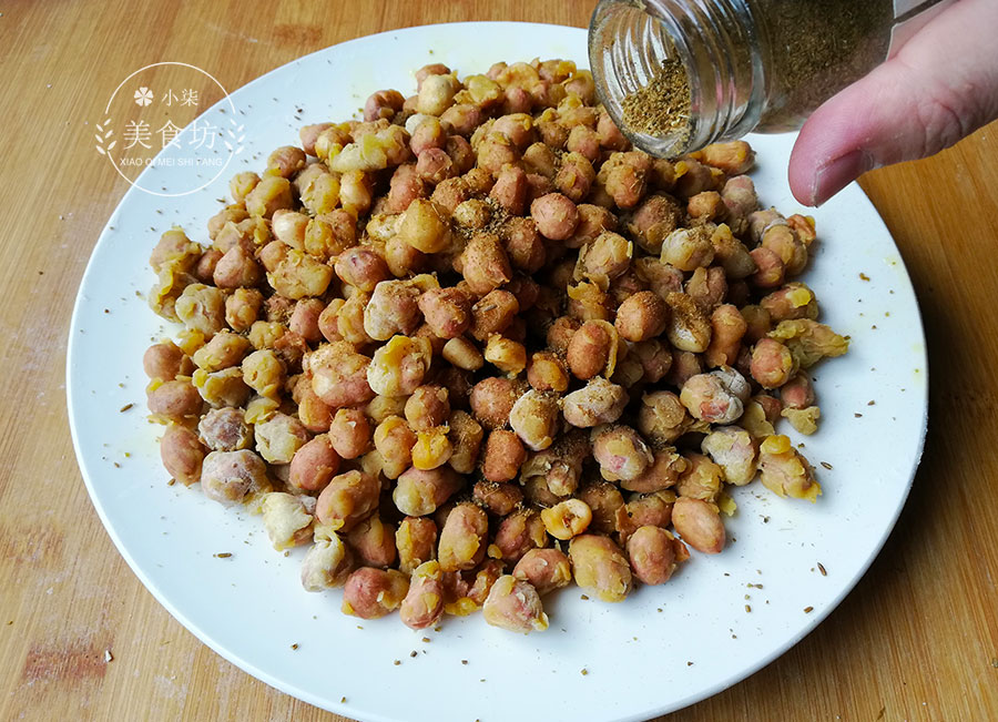 11,趁热撒上孜然粉,不喜欢吃的也可以不放.