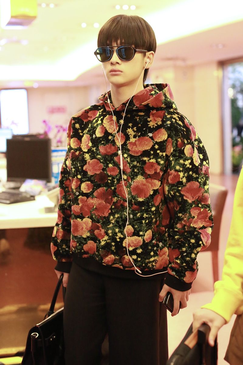 周震南街拍:摇粒绒花朵帽衫阔腿裤帅气酷范儿