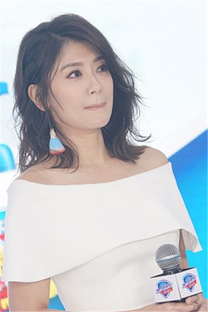 贾静雯出席活动 穿白色露肩裙性感十足 抿嘴露呆萌表情