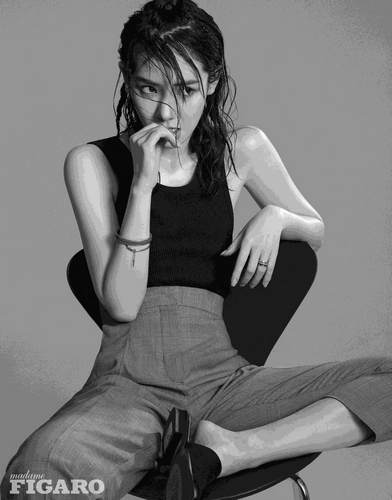 戚薇杂志封面大片 慵懒优雅眼神凛冽