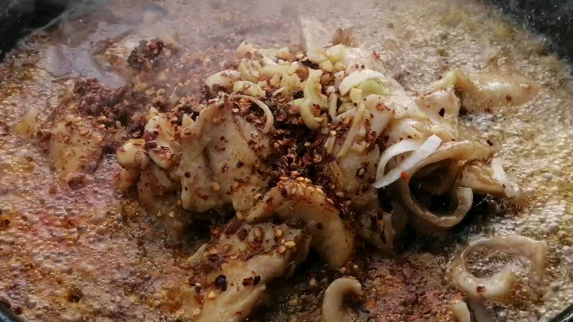 农村大哥用红罗非做水煮鱼,配着大锅米饭,吃的嘎嘎香
