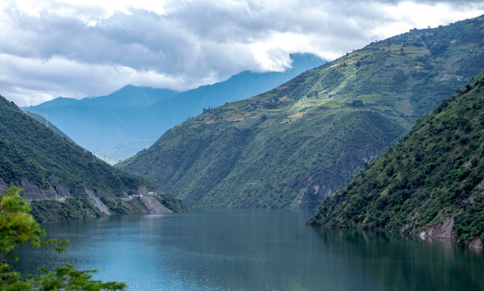 澜沧江最为世界的第六大河,以秀丽的山水景色吸引了很多的游客