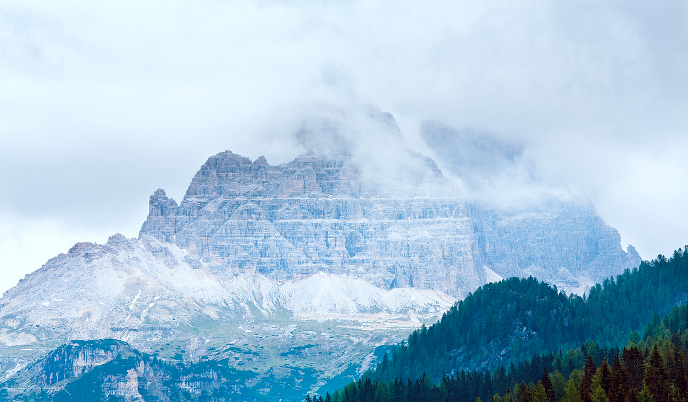 多洛米蒂,白云岩 有人说,上帝把阿尔卑斯山脉最美的风景给了意大利,而