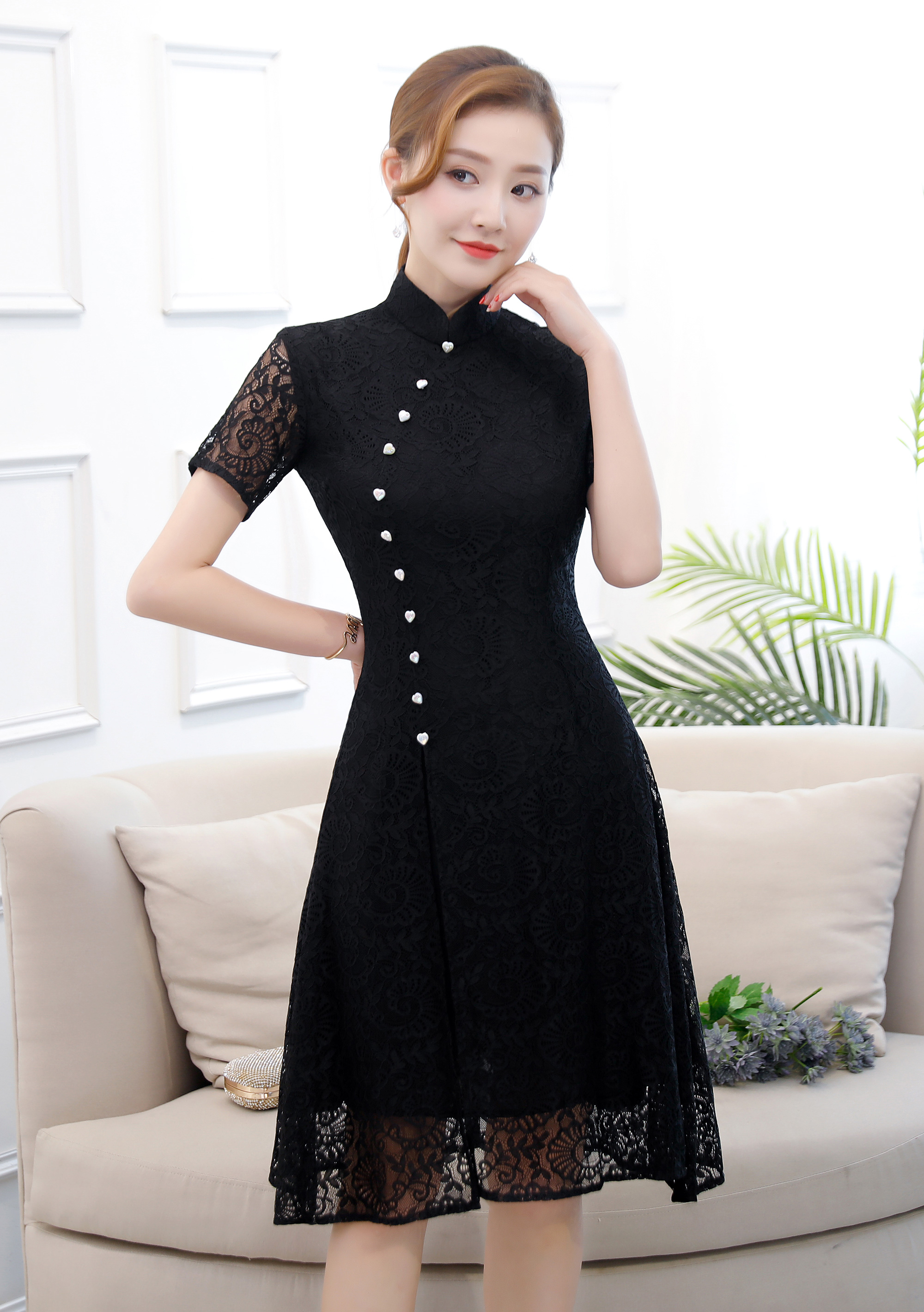 镂空蕾丝旗袍怎么穿才好看?配上丝袜,让人顿感娇柔与妩媚