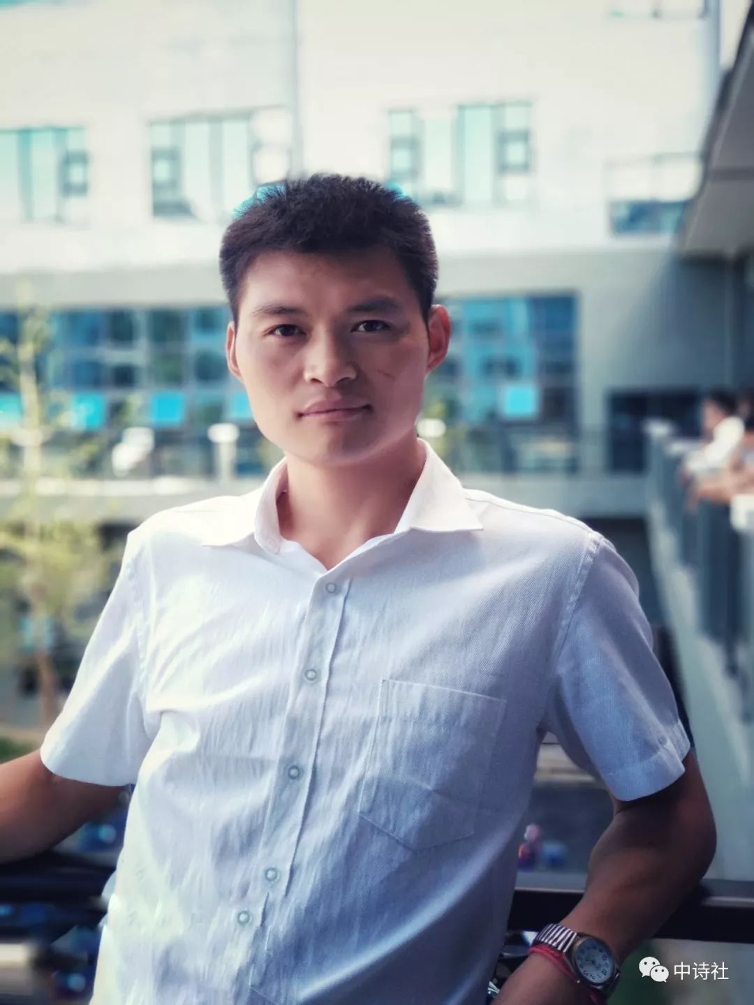 中国实力诗人档案0032号|莫朝县《诗人的悲伤》