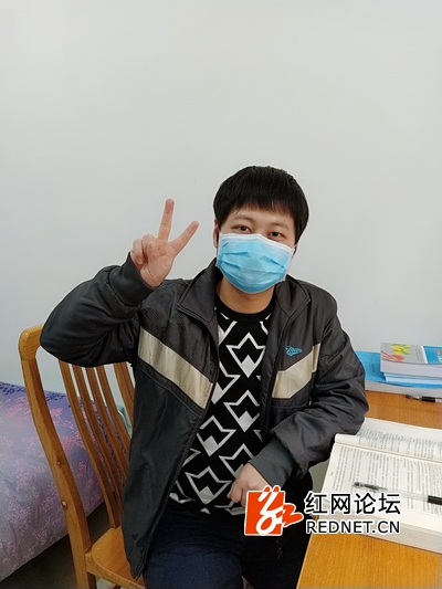 郴州首例治愈的新型冠状病毒肺炎患者出院 医生:拿命救你,我不后悔