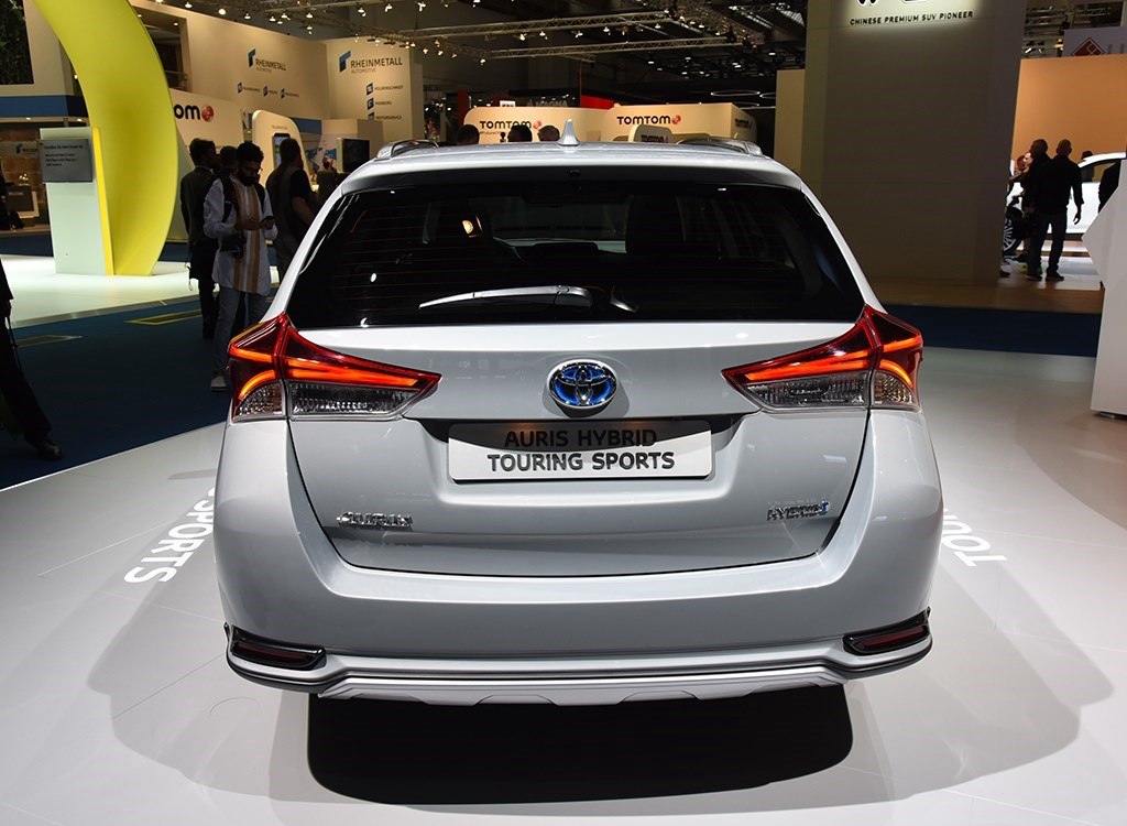 这款车是丰田auris,在尾部的设计上,采用了圆润饱满的后尾线设计,因此