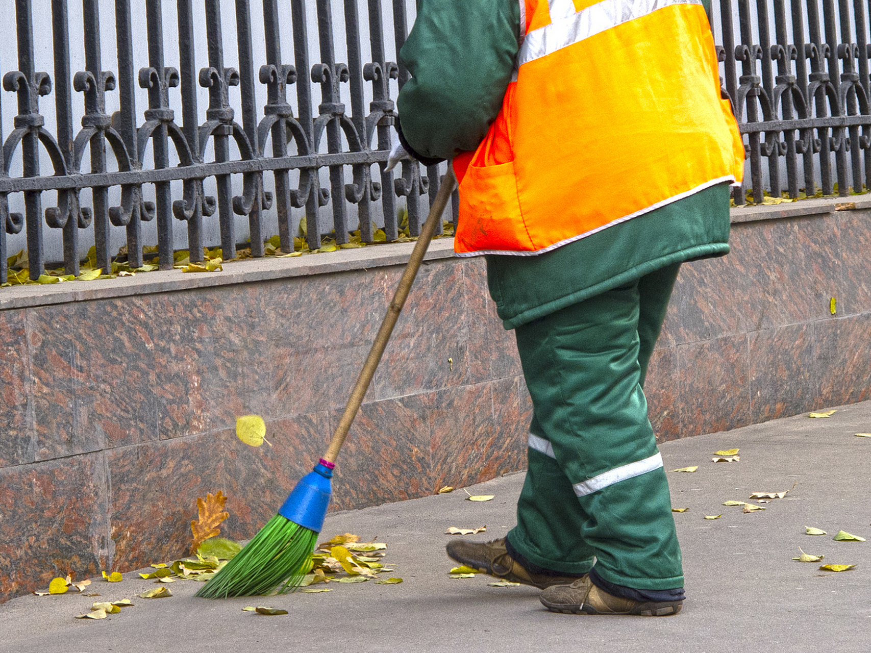 " 贵州铜仁,一女清洁工,因扫大街的时候累了,就席地休息了一会,被公司