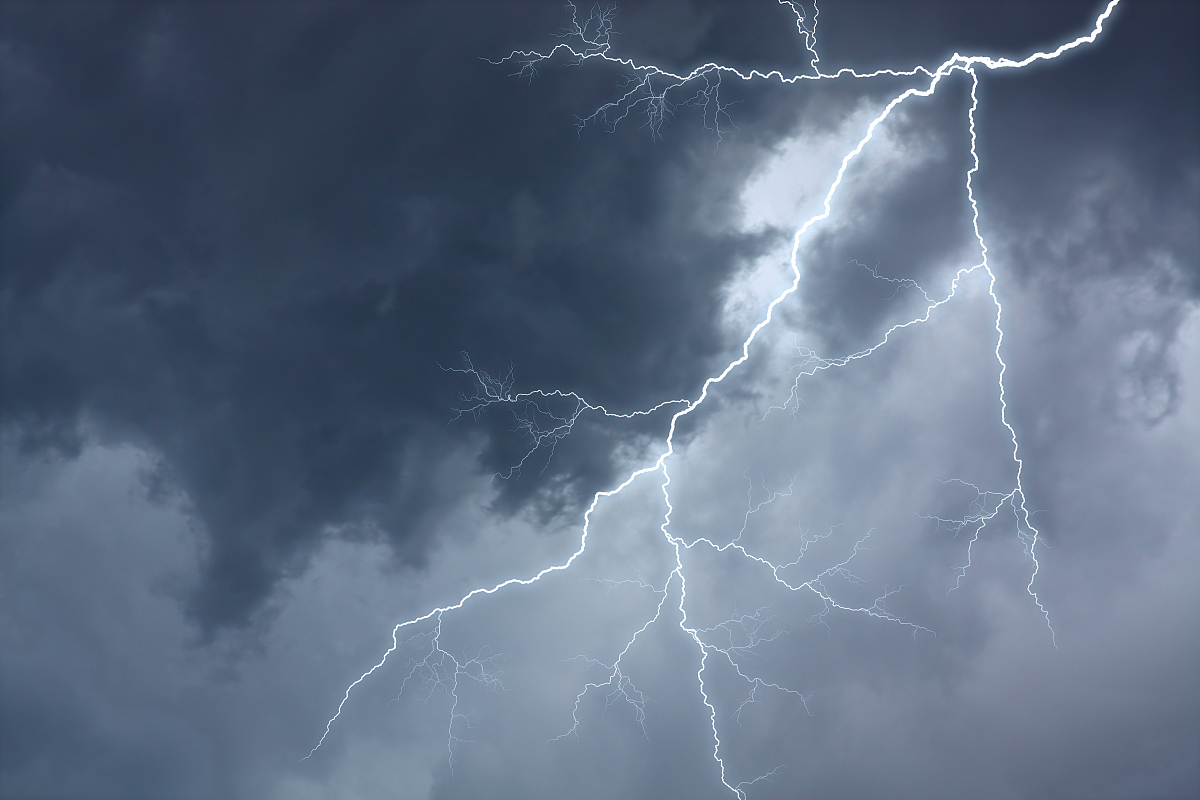 电闪雷鸣的图片闪电白天闪电雷声闪雷电闪雷鸣的天空白天打雷的照片