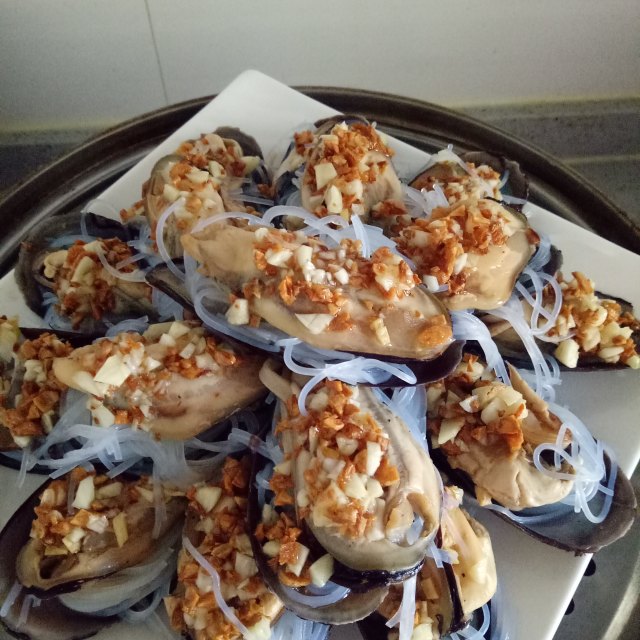 蒜蓉粉丝蒸贻贝,海鲜最好的做法就是清蒸和白灼,这样才不会掩盖食材