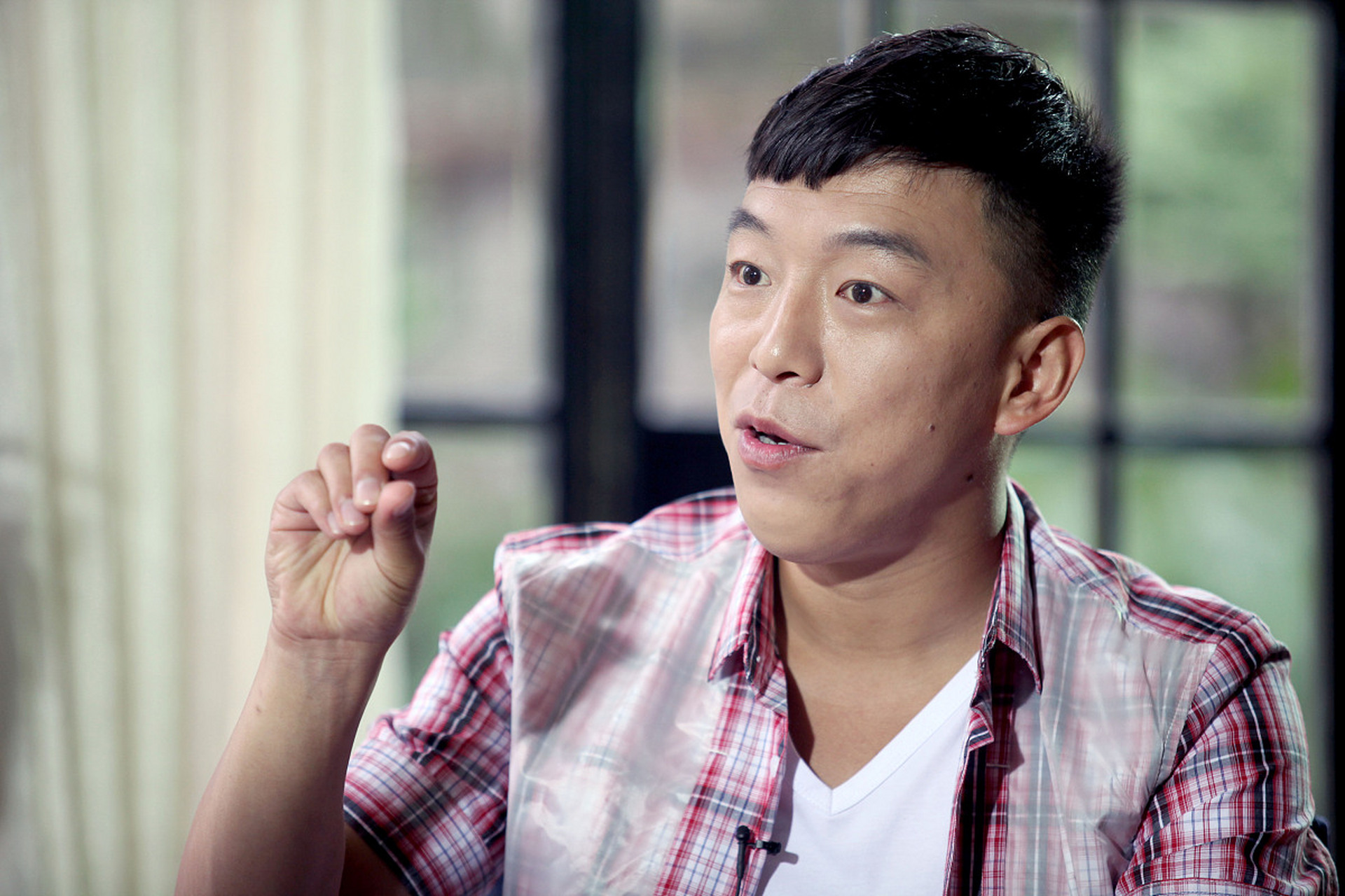 黄渤凭借其搞笑的形象和自然的演技,成为内地知名的喜剧演员.