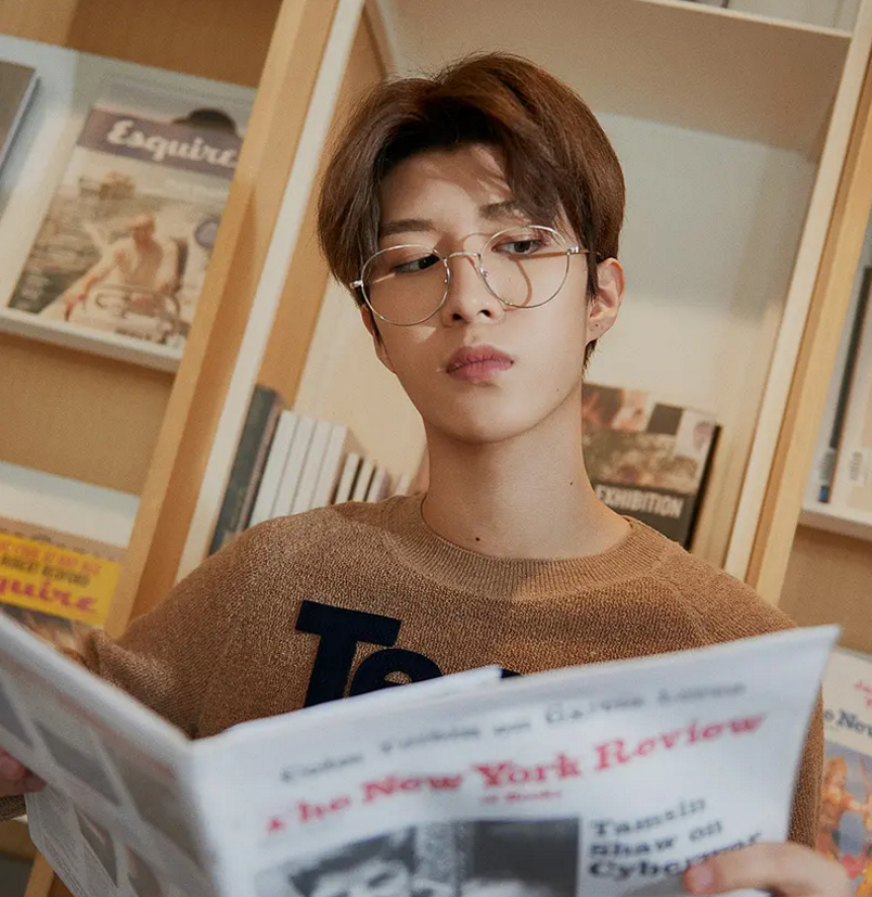 范丞丞自拍营业,绿色手机壳黄色头发,第二张照片深得网友点赞!